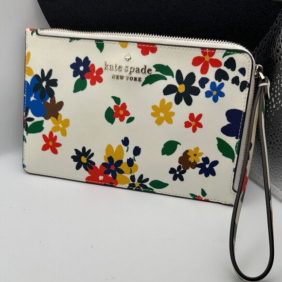 kate spade Handbags - NWOT Kate Spade White Floral Clutch